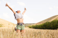 Load image into Gallery viewer, women in field jumping with fanny pack